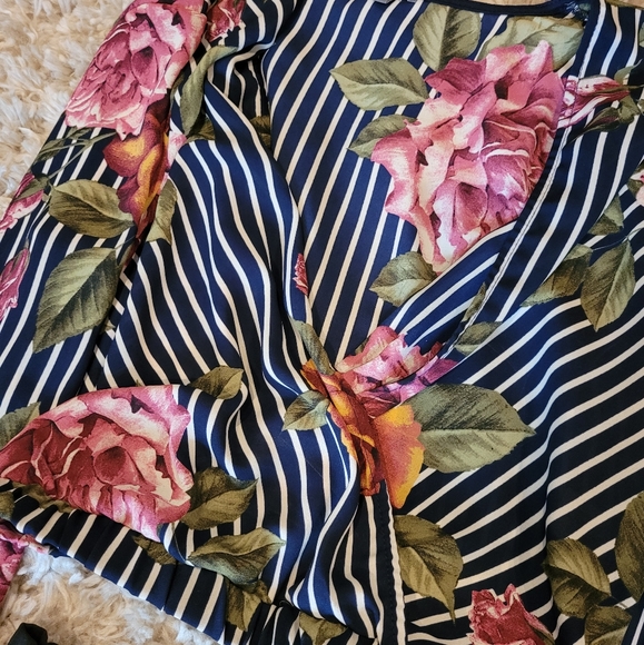 Charlotte Russe Floral Crop Top - Picture 4 of 5